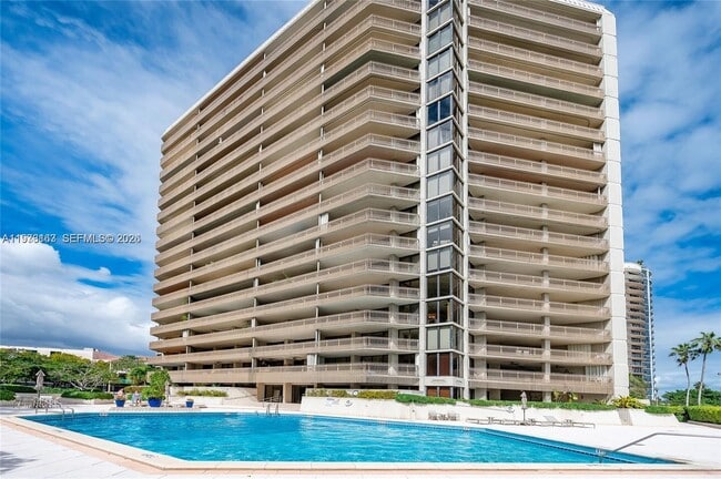 Building Photo - 2901 S Bayshore Dr