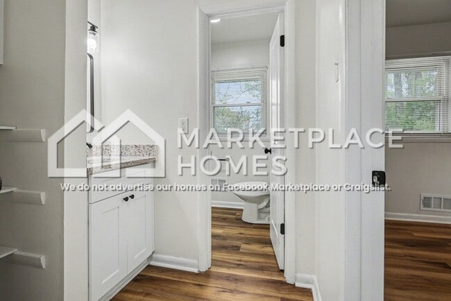 Building Photo - 507 Roxbury Dr