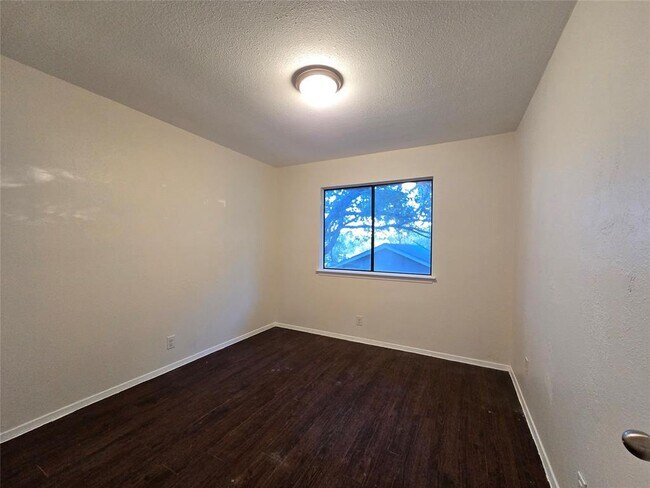 Building Photo - 1305 Dobie Dr