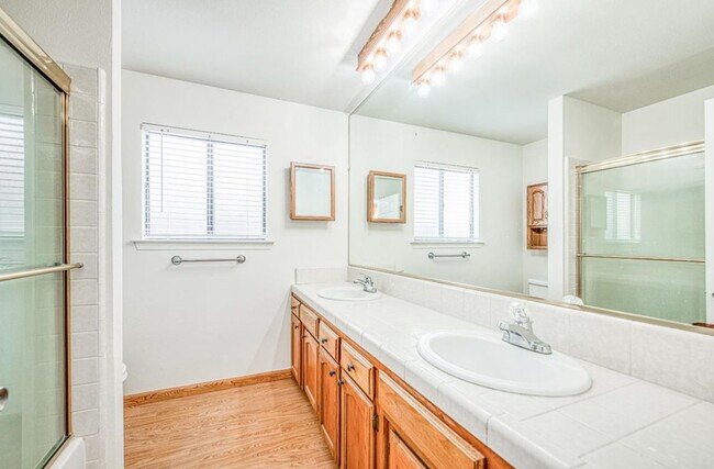 Building Photo - 6376 N Forestiere Ave