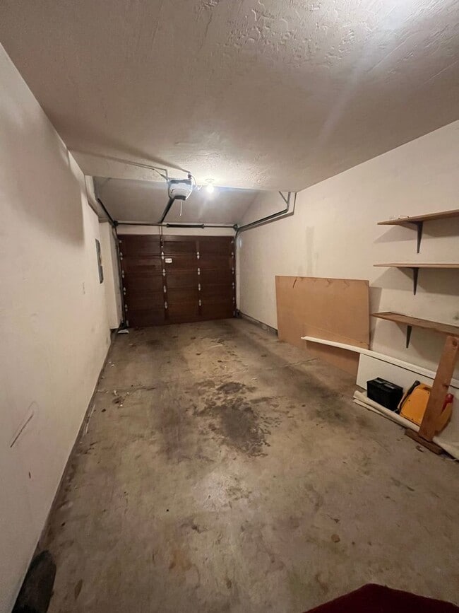 Building Photo - 3-Bedroom 1 1/2 Bathroom Condo in West Eugene