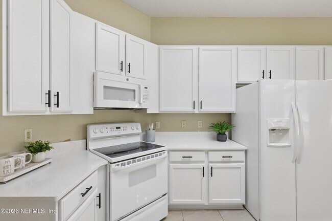 Building Photo - 2070 Thornhill Drive