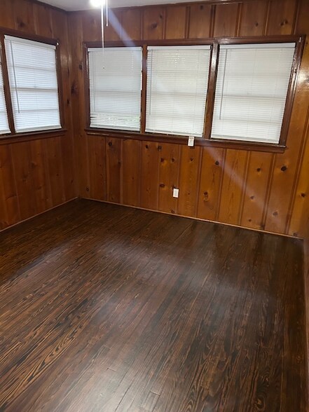 Building Photo - 2076 S Grandview Ave