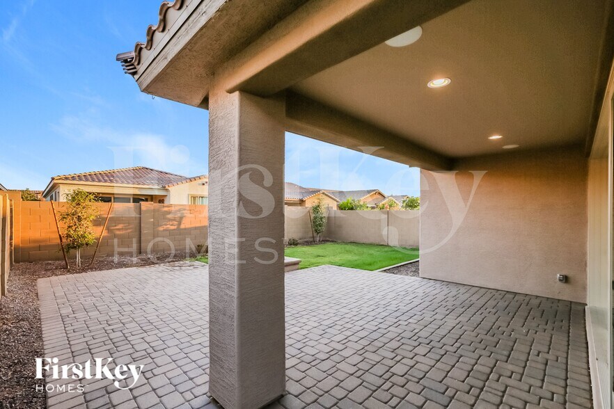 Building Photo - 19748 W Devonshire Ave