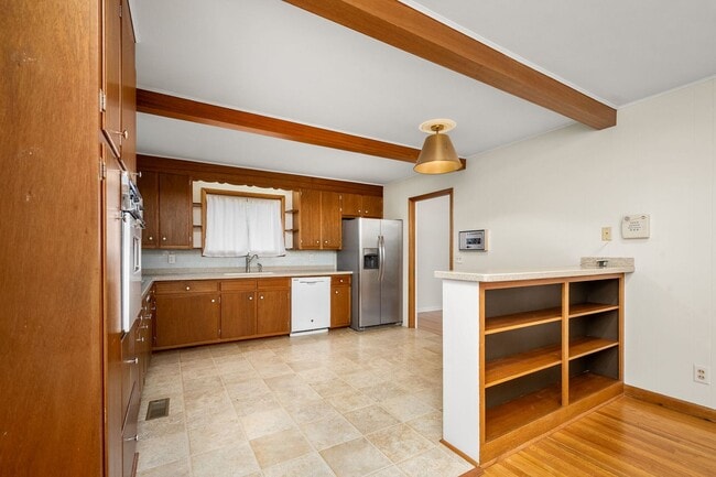 Building Photo - 902 Whitehall Rd