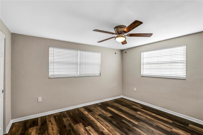 Building Photo - 1415 Classic Dr