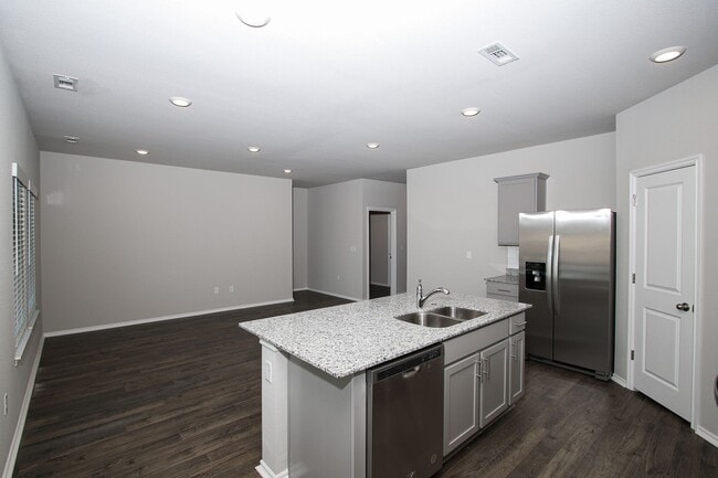 Building Photo - 606 Comanche Dr