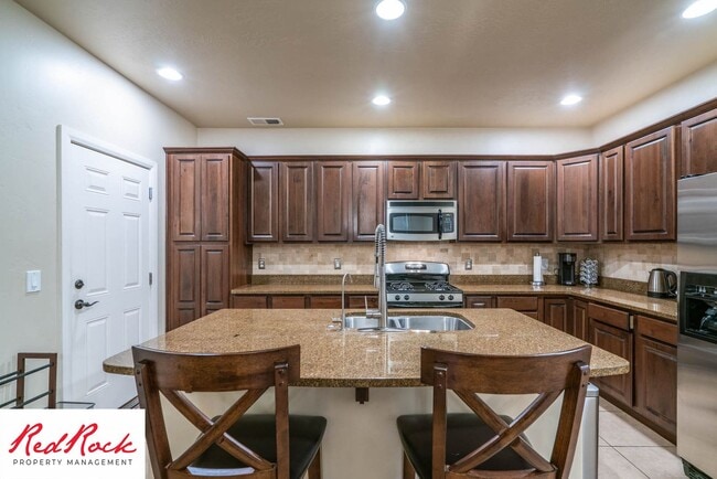 Building Photo - Move In Special- $500 Off First Month's Rent! 3 Bedroom, Fully Furnished Home.