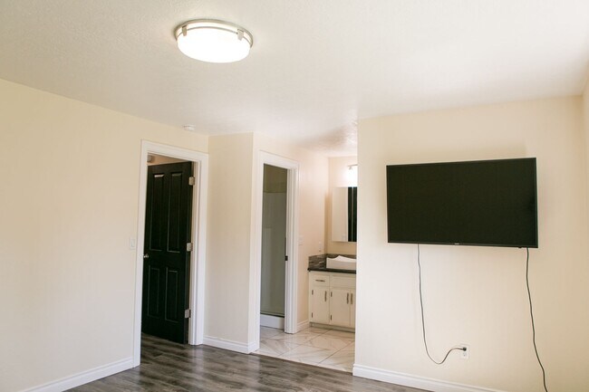 Building Photo - 4 bedroom 3 bath house for rent- Great location in Milwaukie, OR!