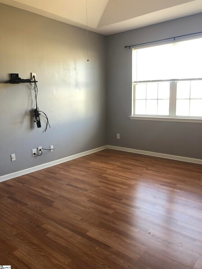 Building Photo - 520 Lois Wy