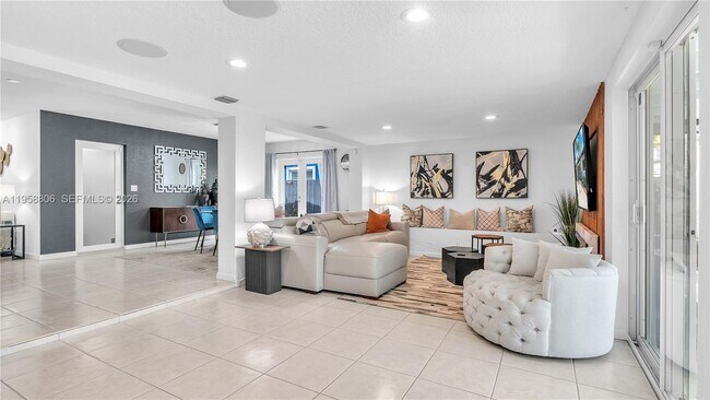 Building Photo - 1715 NE 40th St