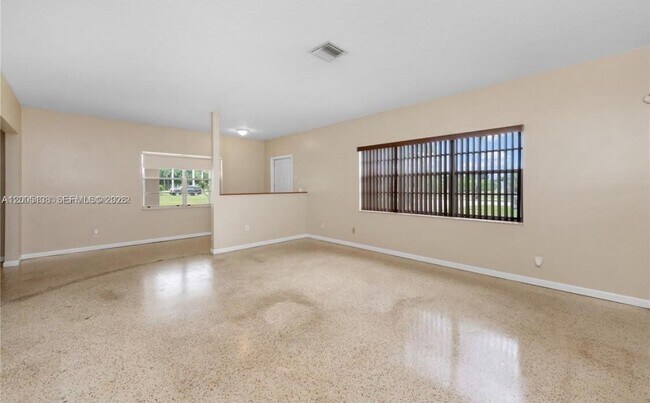 Building Photo - 640 SW 5th Ave