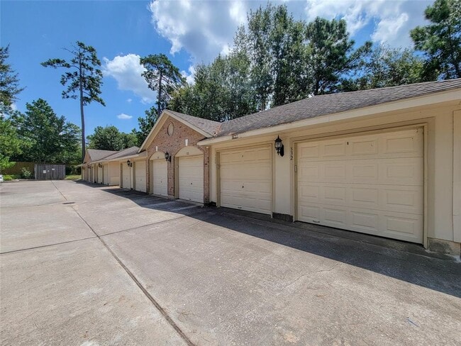 Building Photo - 6607 Lake Woodlands Dr