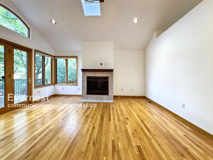 Building Photo - 990 Utica Cir