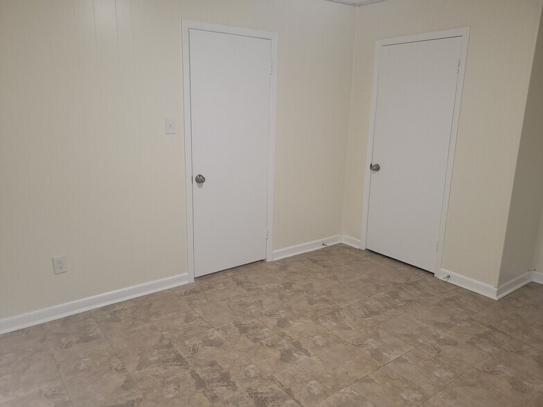 Building Photo - 182 Pleasant St