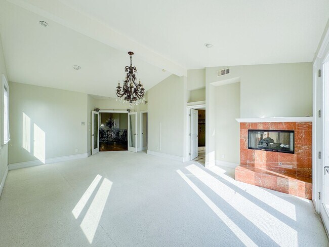 Building Photo - Lavish Estate Home w/4700sf+Central A/C & ...