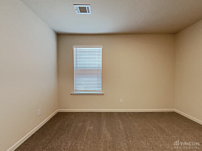 Building Photo - 806 Golden Bell Wy