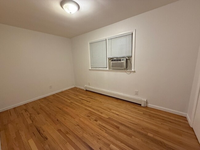 Building Photo - 10 E 10th St