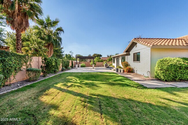 Building Photo - 687 E Park Ave