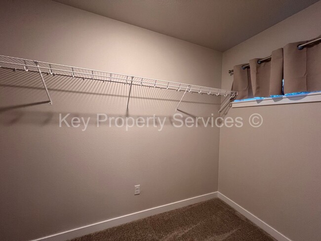 Building Photo - Newer Townhome in North Vancouver/Ridgefield