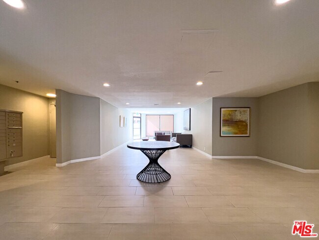 Building Photo - 935 Westbourne Dr