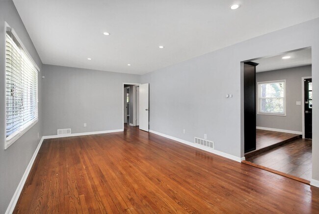 Building Photo - 3 bedroom 2 bath home in a great area filled with tons of extras you will LOVE!