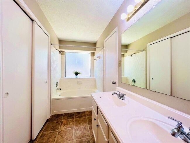 Building Photo - 18418 Arbormont Dr