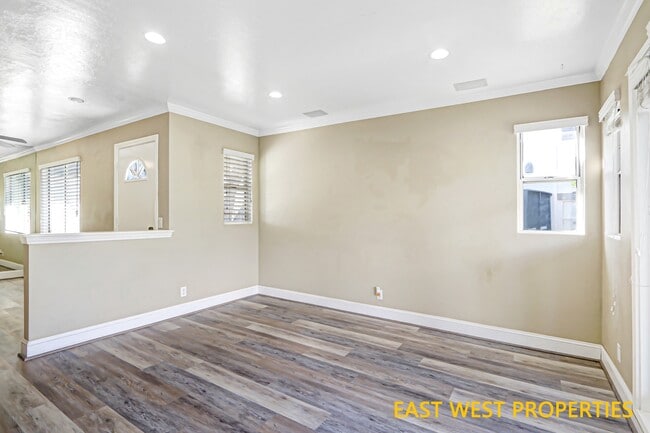 Building Photo - 21 Lobelia