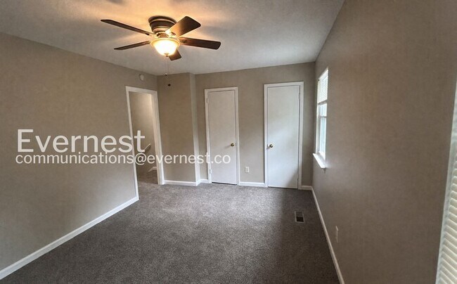 Building Photo - 2 Bed/1.5 Bath Townhome with Fenced Yard / Pet-Friendly / Available Now!