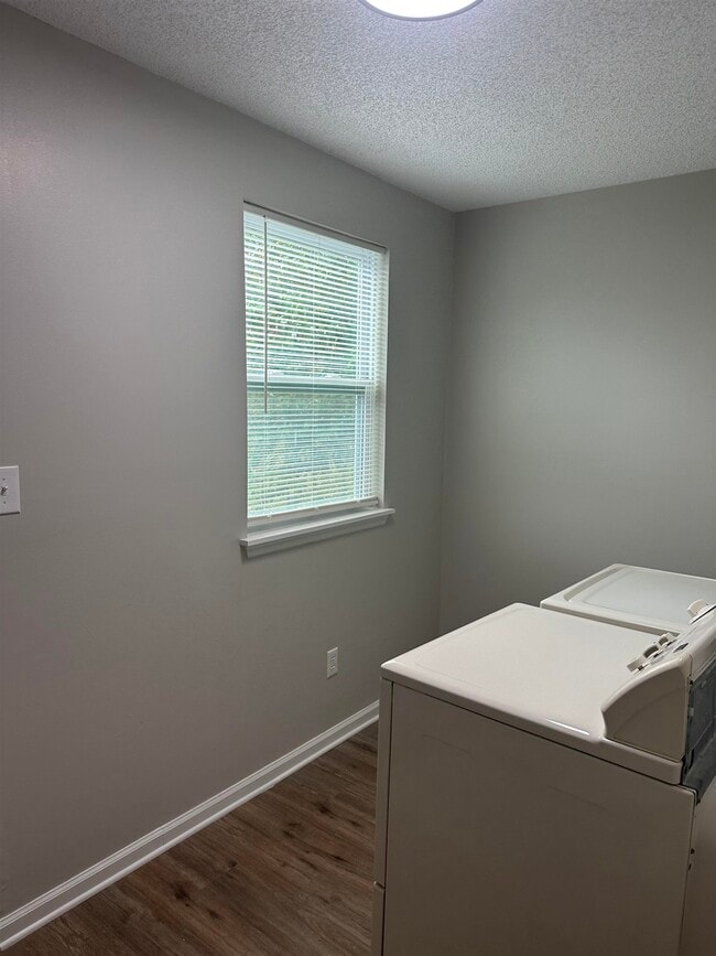 Building Photo - 707 Dent St