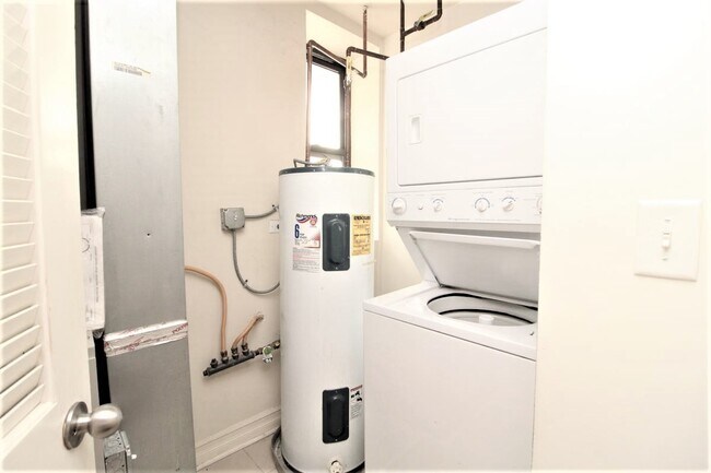 Building Photo - 4347 N Sawyer Ave