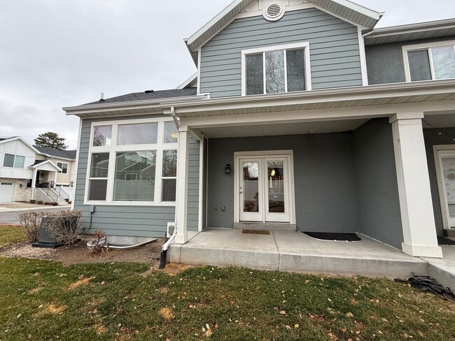 Building Photo - Townhome Available Now- Longer Lease Options