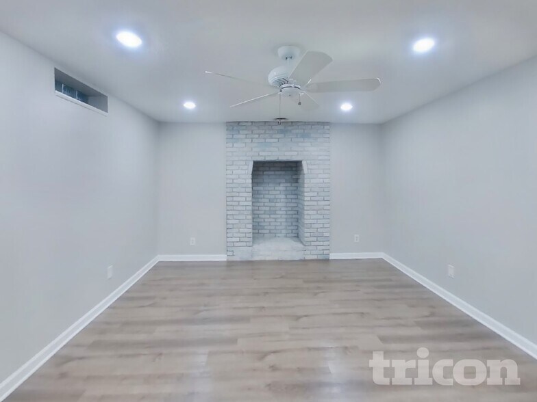 Building Photo - 820 Shenandoah Ln N