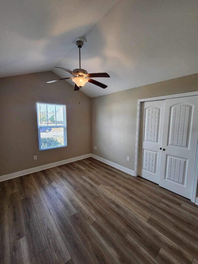 Building Photo - 215 Leadoff Dr