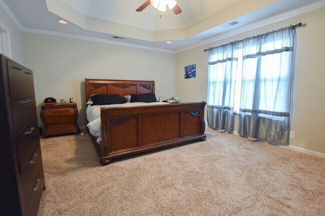 Building Photo - Pet Friendly Five Bedroom!