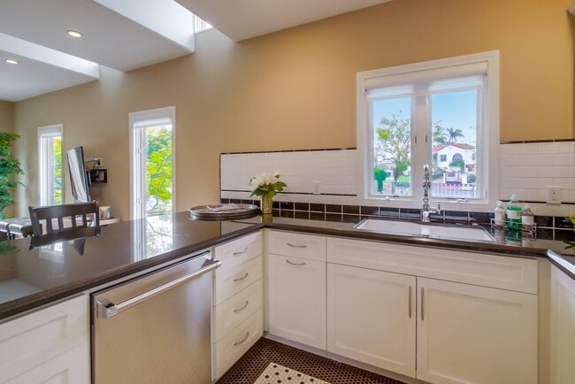 Building Photo - 2455 Presidio Dr