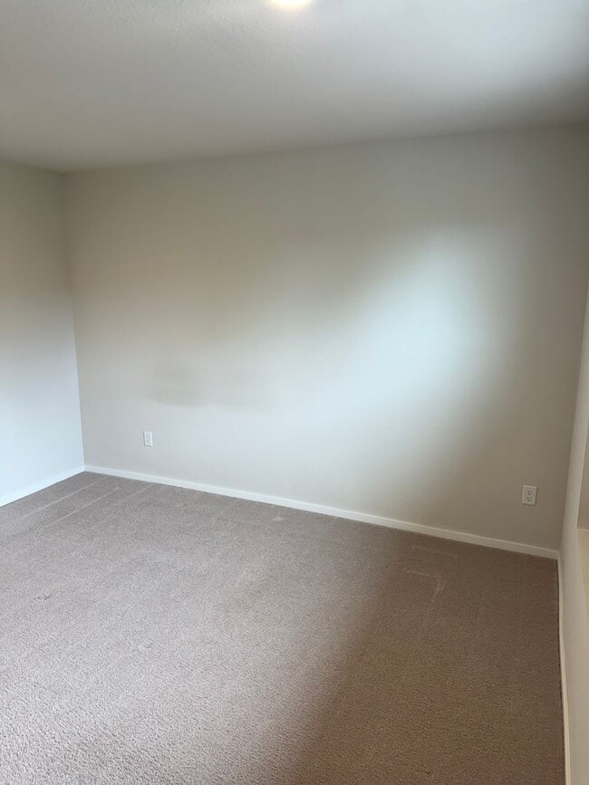 Building Photo - Goregous 2 Bedroom Townhome with 2 Car Gar...