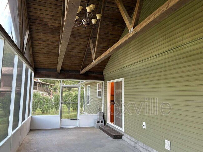 Building Photo - 5960 Parkdale Rd
