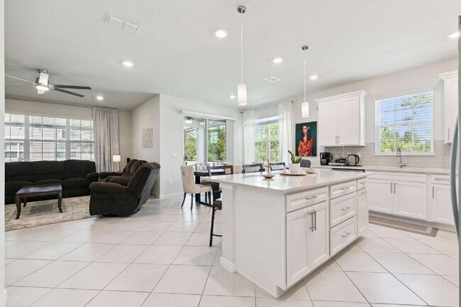 Building Photo - Discover Comfort and Space in this 4-Bed, 2-Bath Orlando Gem!