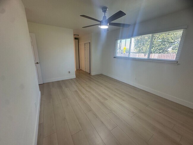 Building Photo - 9101 Rosewood Dr