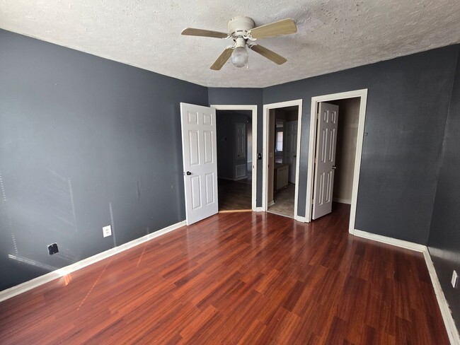 Building Photo - 950 Stewarts Creek Dr