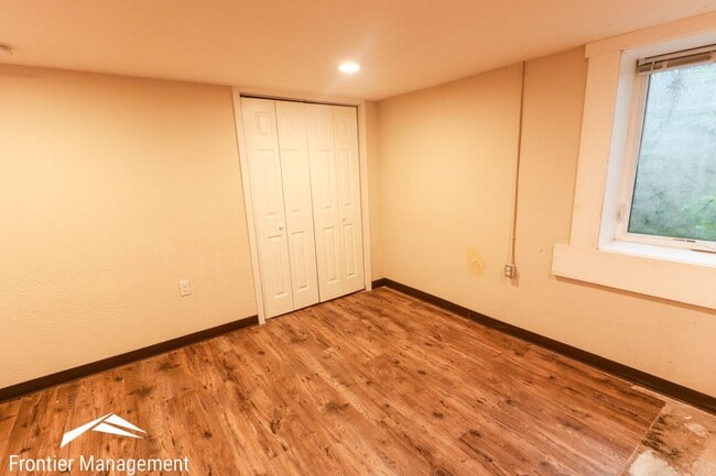 Building Photo - Awesome 5 Bedroom home near campus and Agg...