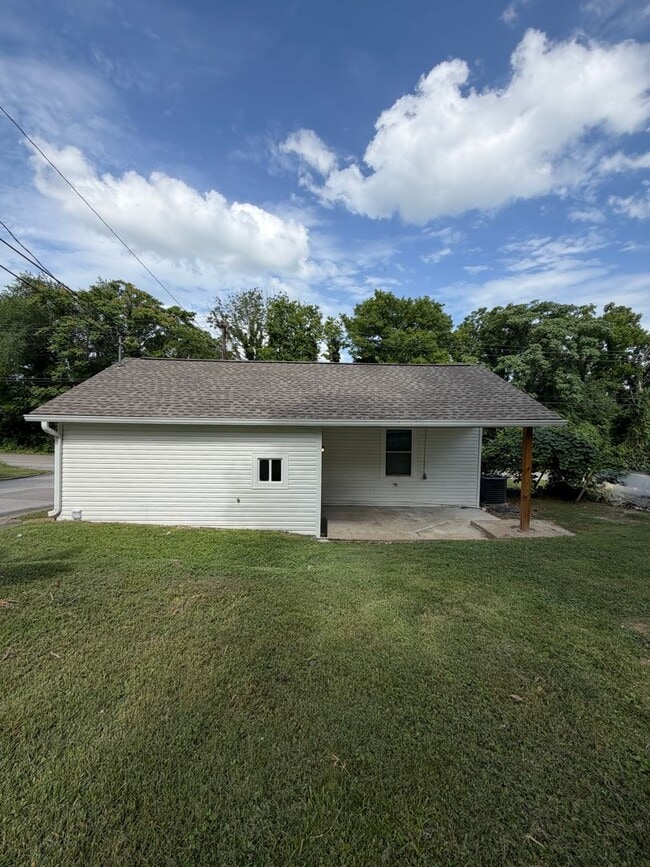 Building Photo - 1013 Riverside Dr