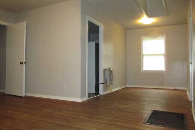 Building Photo - 2/1 with bonus room in Cherrywood Available August!