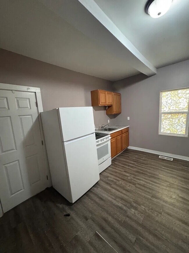 Building Photo - 511 Crouse St