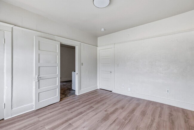 Building Photo - Spacious 1BR + 2.5BA Near USC and DTLA | First Floor Unit