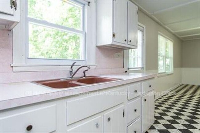 Building Photo - 206 Floral Park