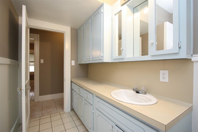 Building Photo - 1127 Walling St