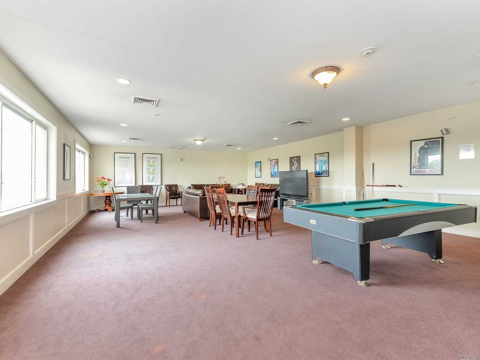 Recreation room - 130 Post Ave