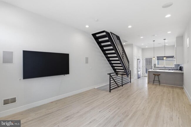 Building Photo - 1448 N Myrtlewood St